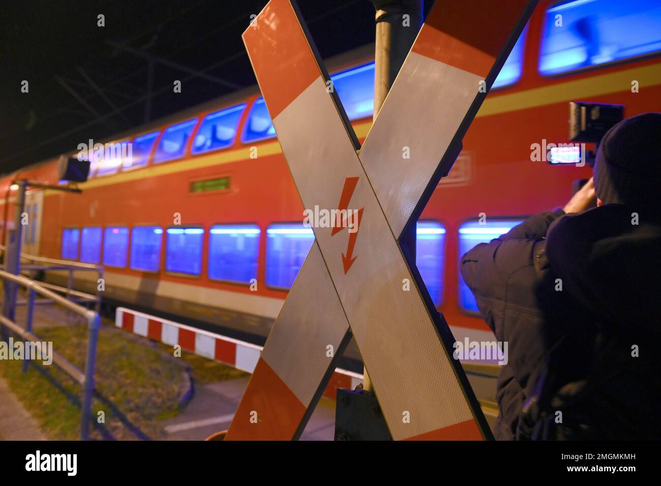 Der Regionalzug verlässt nach den ersten Ermittlungen den Bahnhof