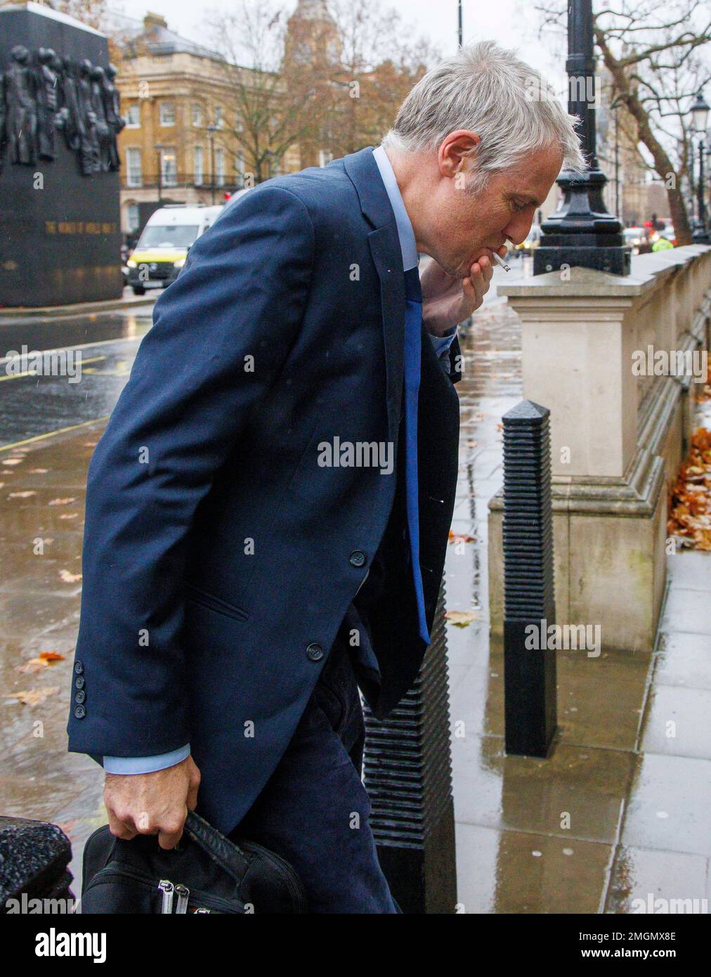 Zac Goldsmith, ministre d'État chargé de l'énergie, du climat et de l'environnement, arrive au Cabinet Office pour fumer une cigarette Banque D'Images