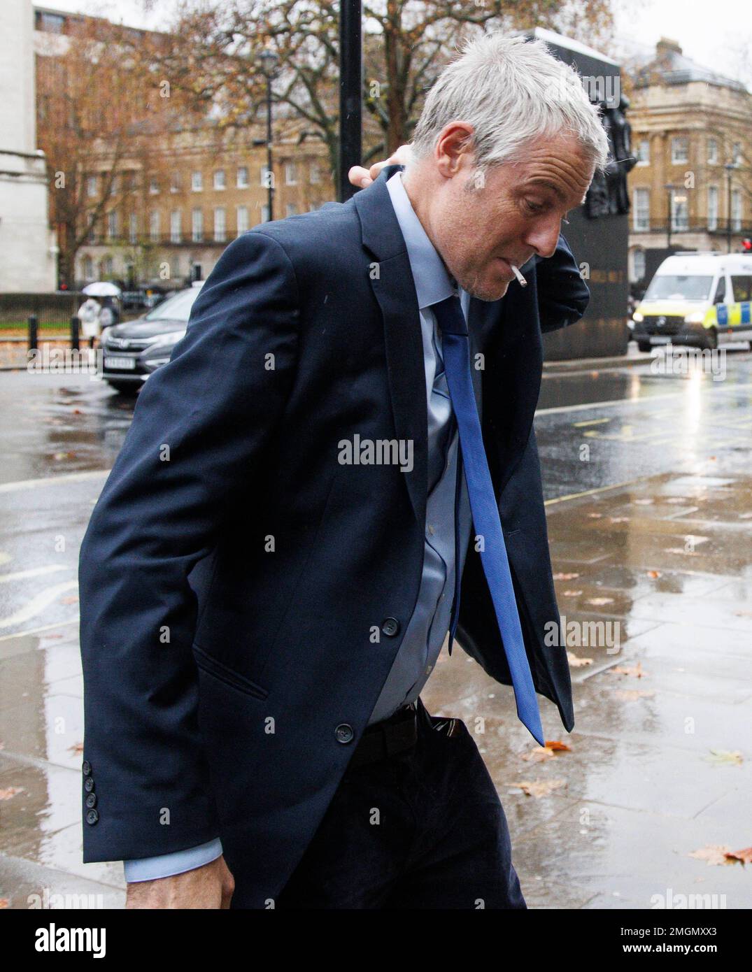 Zac Goldsmith, ministre d'État chargé de l'énergie, du climat et de l'environnement, arrive au Cabinet Office pour fumer une cigarette Banque D'Images