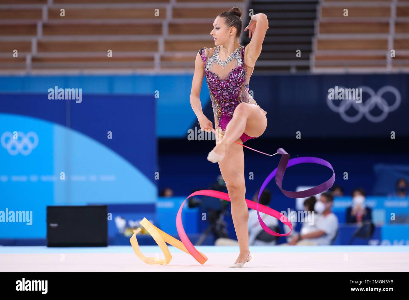 06 AOÛT 2021 - Tokyo, Japon: Evita GRISKENAS des États-Unis se produit au ruban dans la gymnastique rythmique individuelle tout autour de qualification à Banque D'Images