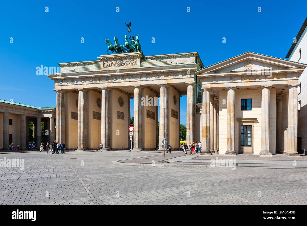 Berlin, Allemagne - 7 juillet 2011 : Pariser Platz. Place de Paris, grand espace public et centre touristique avant la porte de Brandebourg dans le centre de Berlin. Banque D'Images