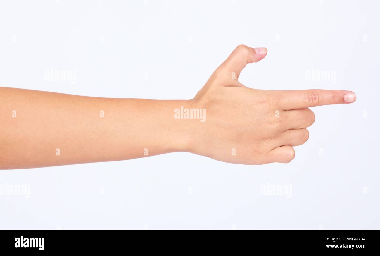 Main, doigt et pointage avec une femme en studio isolée sur un fond blanc faisant un geste de canon. Médias sociaux, icône et emoji avec une femme Banque D'Images