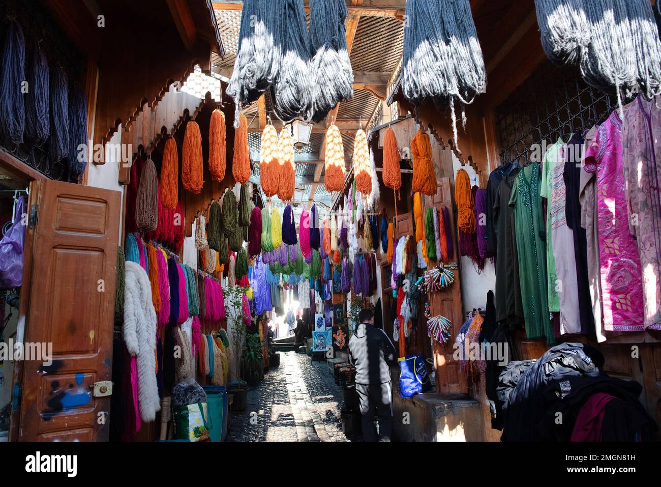 FES la vieille ville impériale du Maroc, la Médina la plus grande zone piétonne du monde, a diverses zones artisanales, ici la laine mourant accrochée à la vente Banque D'Images