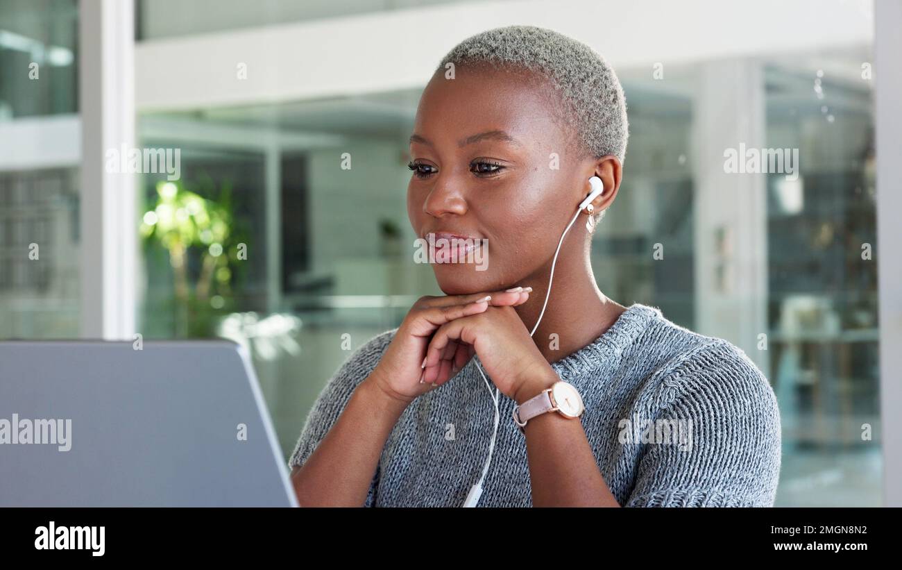 Une femme de bureau, un appel vidéo et une femme d'affaires dans une conférence virtuelle avec des commentaires sur la proposition de ppt de la société de réseau mondial. Directeur d'entreprise Banque D'Images