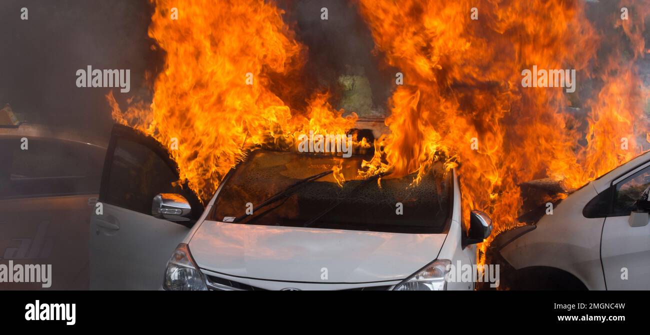Deux voitures ont pris feu à Bintaro Indonésie en août 2014. L'incendie a été causé par une collision causée par un des conducteurs ayant une saisine épileptique. Banque D'Images