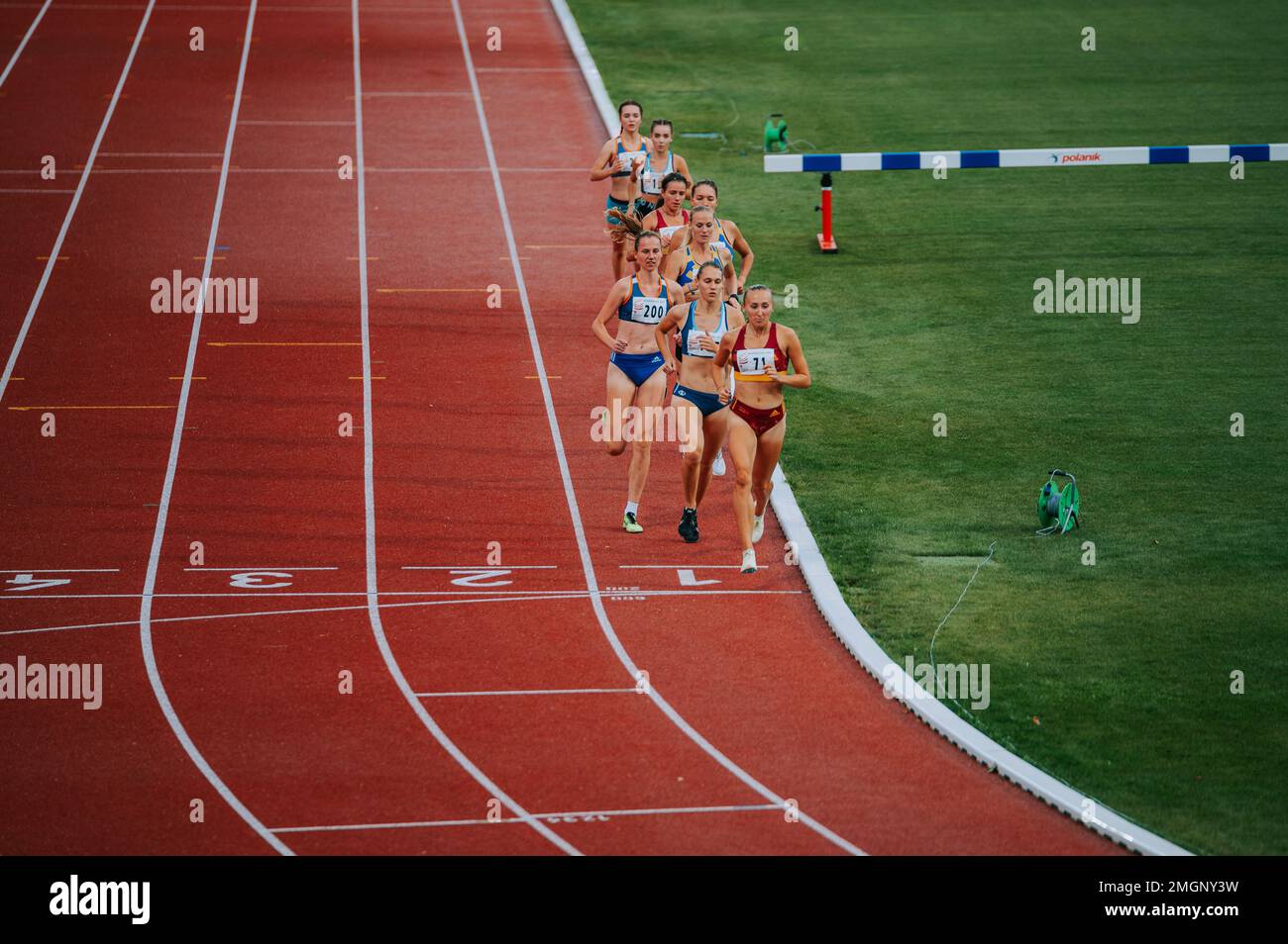 MARTIN, SLOVAQUIE, 16 JUILLET 2022 : image puissante des athlètes féminines capturées en mouvement lors d'une course de 1500m, mettant en valeur la puissance et la grâce de l'homme Banque D'Images