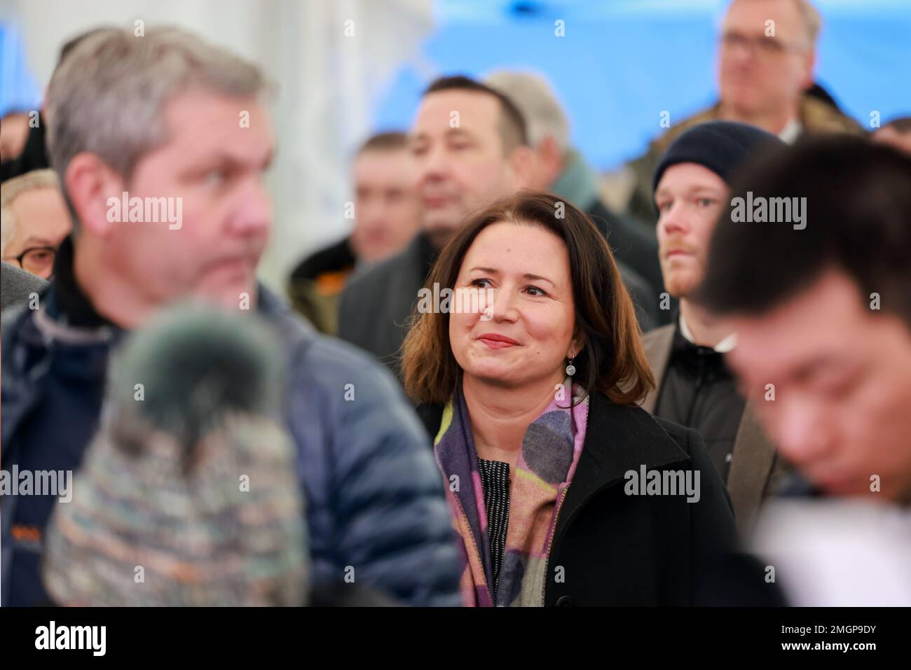 AMT Wachsenburg, Allemagne. 26th janvier 2023. Anja Siegesmund (M, Bündnis 90/Die Grünen), ministre de l'Environnement, de l'énergie et de la conservation de la nature de Thuringe, observe l'inauguration du fabricant chinois de batteries CATL au parc industriel 'Erfurter Kreuz'; c'est sa dernière nomination officielle en tant que ministre. Après l'événement d'aujourd'hui avec le Premier ministre de Thuringe, M. Ramelow, et le ministre de l'économie de Thuringe, M. Tiefensee, la production des premières cellules lithium-ion devrait commencer dans des conditions de série. Credit: Michael Reichel/dpa/Alay Live News Banque D'Images