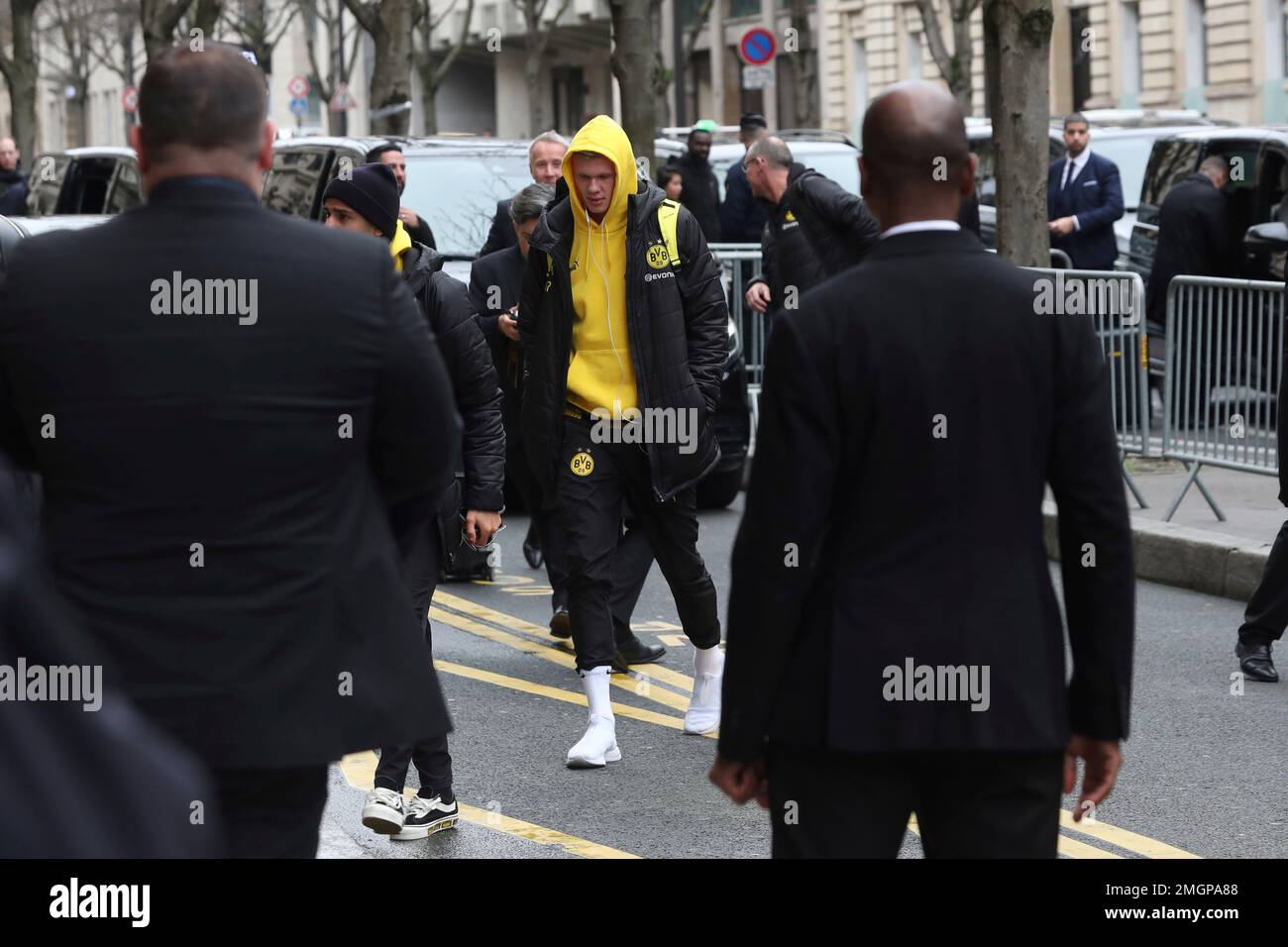 Borussia Dortmund's Erling Braut Haaland arrives with teammates at their hotel the day before their Champions League match against Paris Saint-Germain, in Paris, Tuesday, March 10, 2020. The Champions League match between Paris Saint-Germain and Borussia Dortmund will be played without fans because of the spread of the coronavirus, Paris police said Monday. (AP Photo/Thibault Camus) Banque D'Images