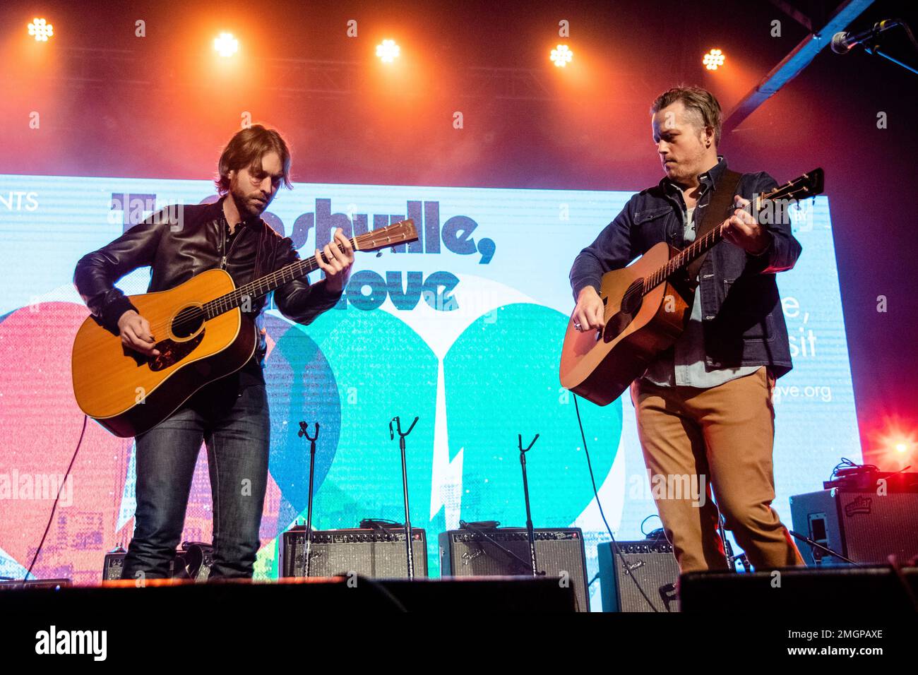 Sadler Vaden, left, and Jason Isbell perform at the To Nashville, With Love Benefit Concert at Marathon Music Works on Monday, March 9, 2020, in Nashville, TN. (Photo by Amy Harris/Invision/AP) Banque D'Images