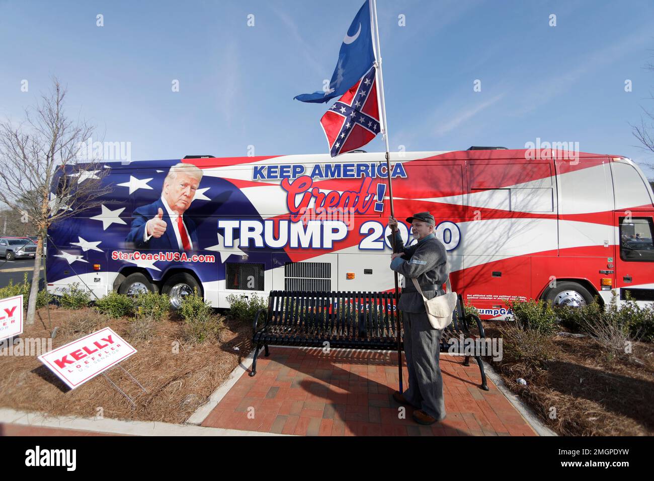 Civil War reenactor Billy Beardon holds a confederate battle flag and South Carolina state flag outside an appearance by former U.N. Ambassador and South Carolina Governor Nikki Haley at a campaign rally for Sen. Kelly Loeffler, R-Ga., Monday, March 9, 2020, in Marietta, Ga. While governor Haley signed legislation that removed the battle flag from the South Carolina Statehouse grounds. (AP Photo/John Bazemore) Banque D'Images