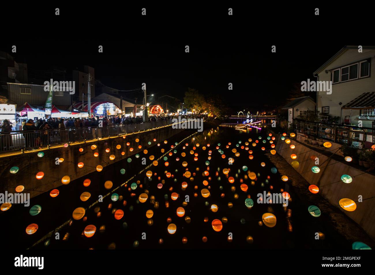Le festival de lanternes est l'une des célèbres ceremomies de la Fête du nouvel an chinois. Cette image est mise au point dans les bâtiments. Cet endroit s'ouvre sur le wi public Banque D'Images