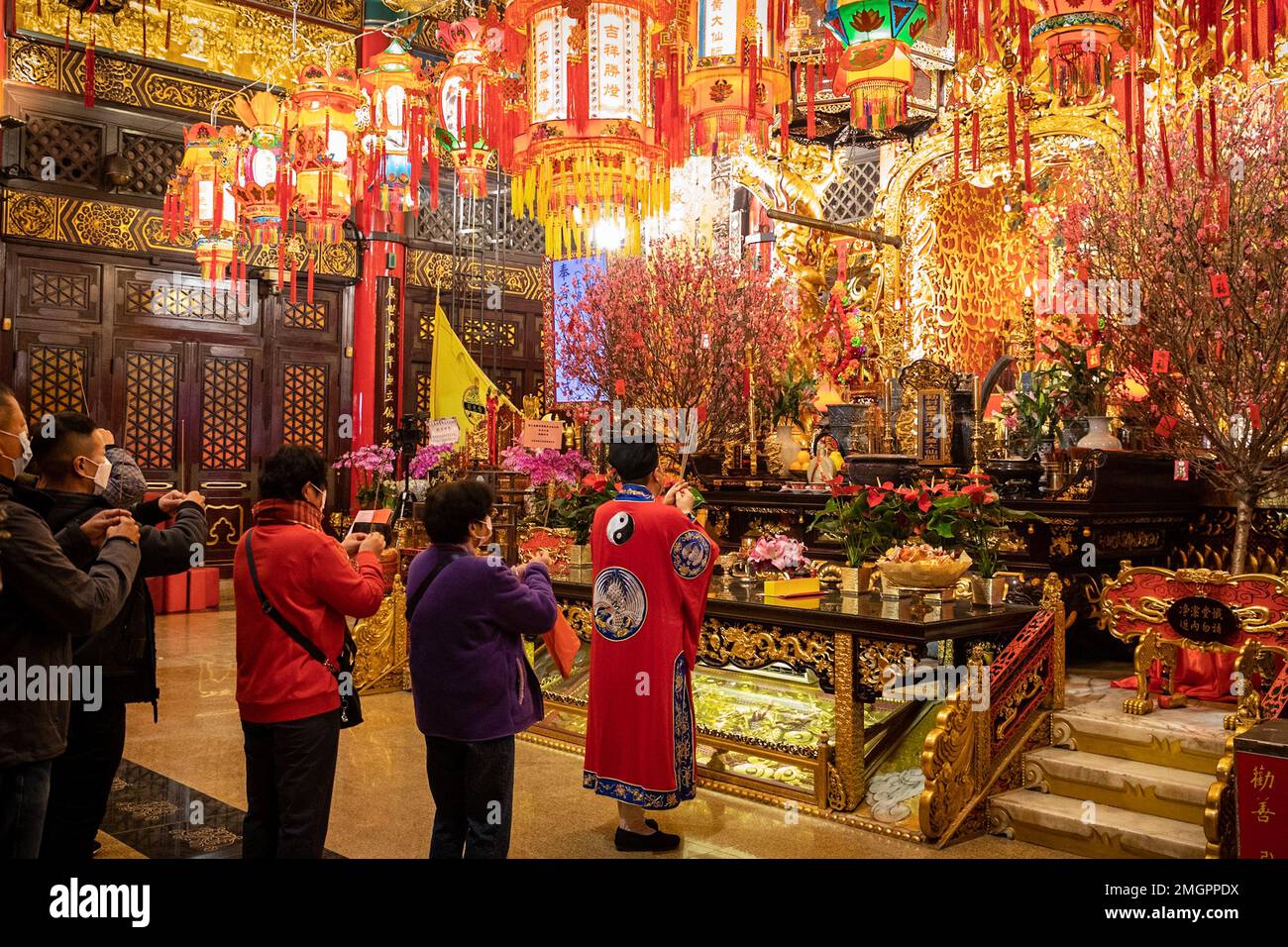 Le prêtre taoïste et les adorateurs ont été vus adorer au Temple Wong Tai Sin à Hong Kong. Les gens se sont enfermés au Temple Wong Tai Sin pour adorer la première fois en trois ans depuis la pandémie de COVID, alors qu'ils se rassemblent pour brûler leurs premiers bâtons de jos pour célébrer le nouvel an lunaire et l'année du lapin dans le zodiaque chinois. Banque D'Images