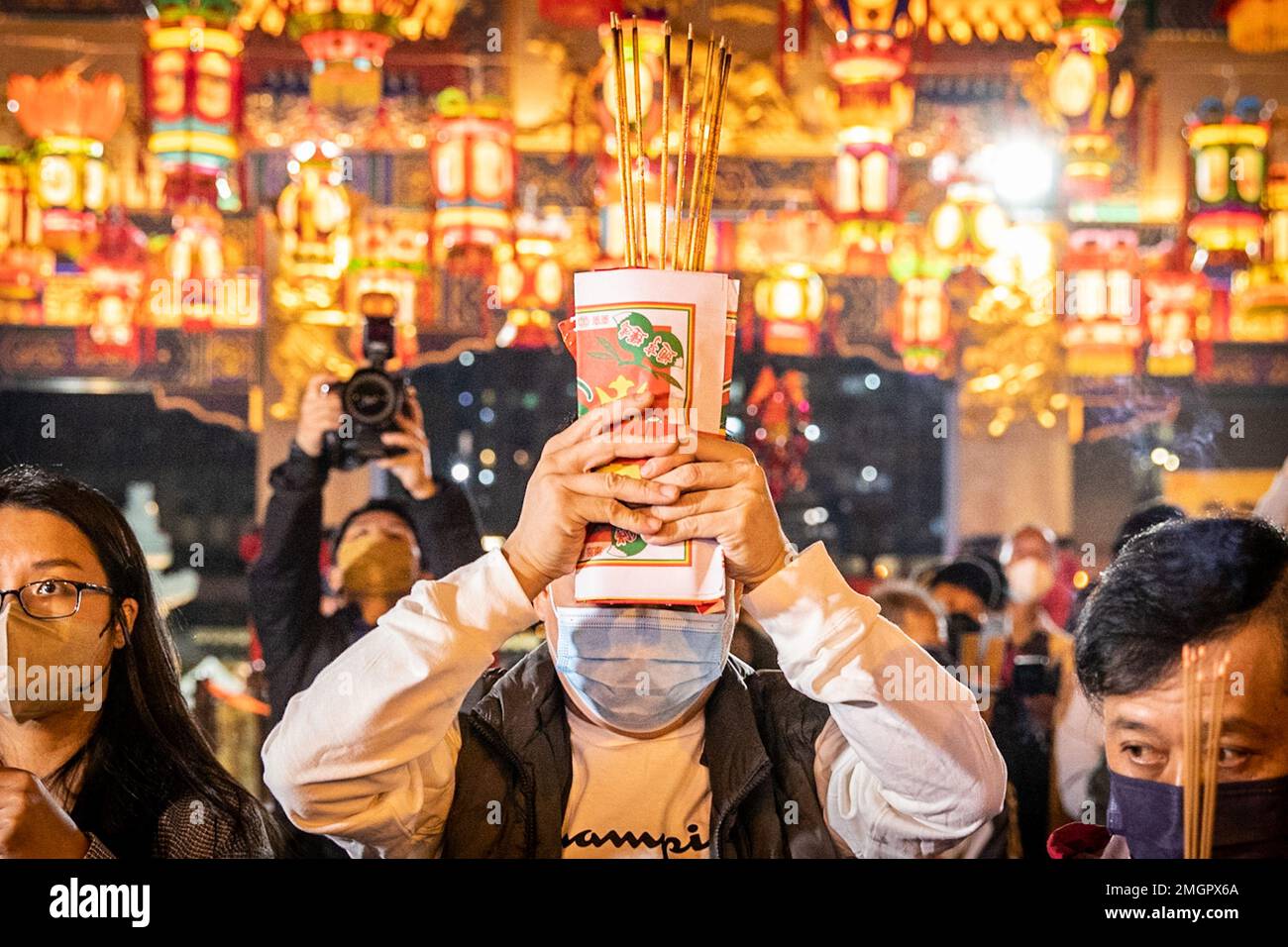 Hong Kong, Hong Kong. 21st janvier 2023. Un homme prie avec les objets de culte dans ses mains dans le Temple Wong Tai Sin à Hong Kong. Les gens se sont enfermés au Temple Wong Tai Sin pour adorer la première fois en trois ans depuis la pandémie de COVID, alors qu'ils se rassemblent pour brûler leurs premiers bâtons de jos pour célébrer le nouvel an lunaire et l'année du lapin dans le zodiaque chinois. (Photo par Alex Chan TSZ Yuk/SOPA Images/Sipa USA) crédit: SIPA USA/Alay Live News Banque D'Images
