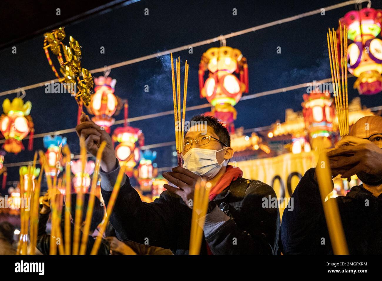 Hong Kong, Hong Kong. 21st janvier 2023. Un homme adore les bâtons de jos à la main au Temple Wong Tai Sin à Hong Kong. Les gens se sont enfermés au Temple Wong Tai Sin pour adorer la première fois en trois ans depuis la pandémie de COVID, alors qu'ils se rassemblent pour brûler leurs premiers bâtons de jos pour célébrer le nouvel an lunaire et l'année du lapin dans le zodiaque chinois. (Photo par Alex Chan TSZ Yuk/SOPA Images/Sipa USA) crédit: SIPA USA/Alay Live News Banque D'Images