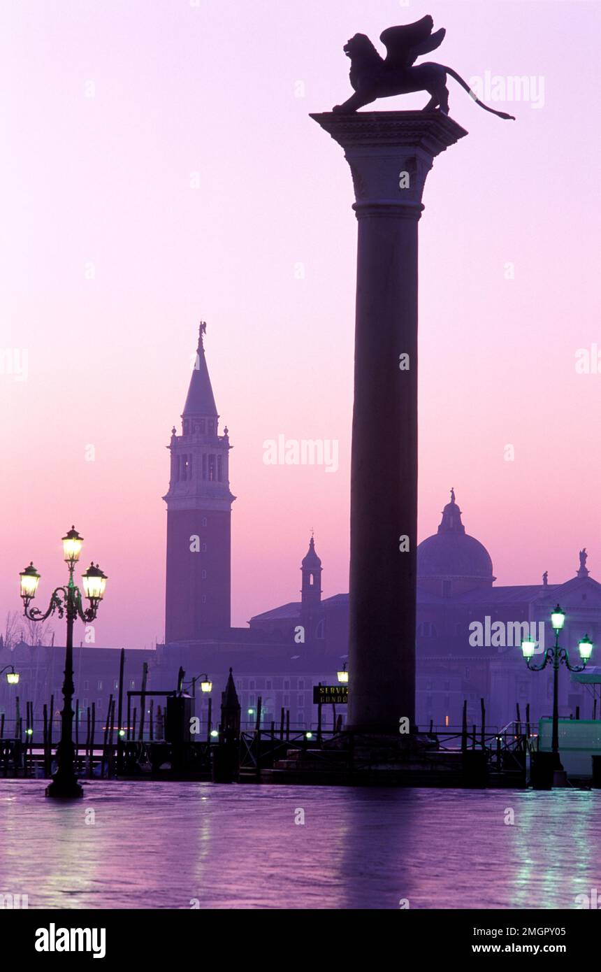 Italie, Venise, Piazzetta San Marco et la colonne de San Marco avec une vue de San Giorgio Maggiore Banque D'Images