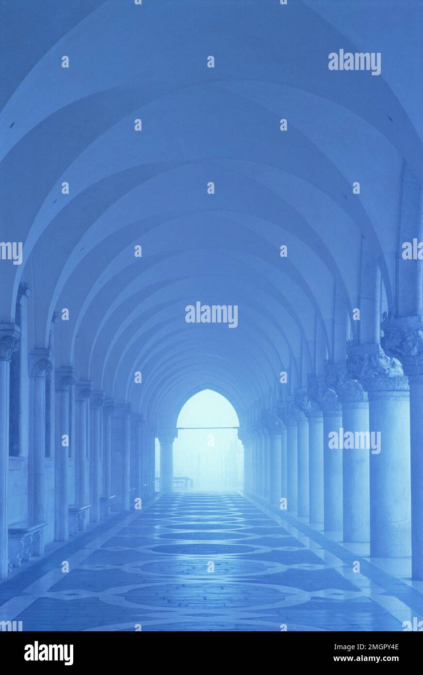 Italie, Venise, Palais des Doges, colonnes et arches dans des tons bleus Banque D'Images