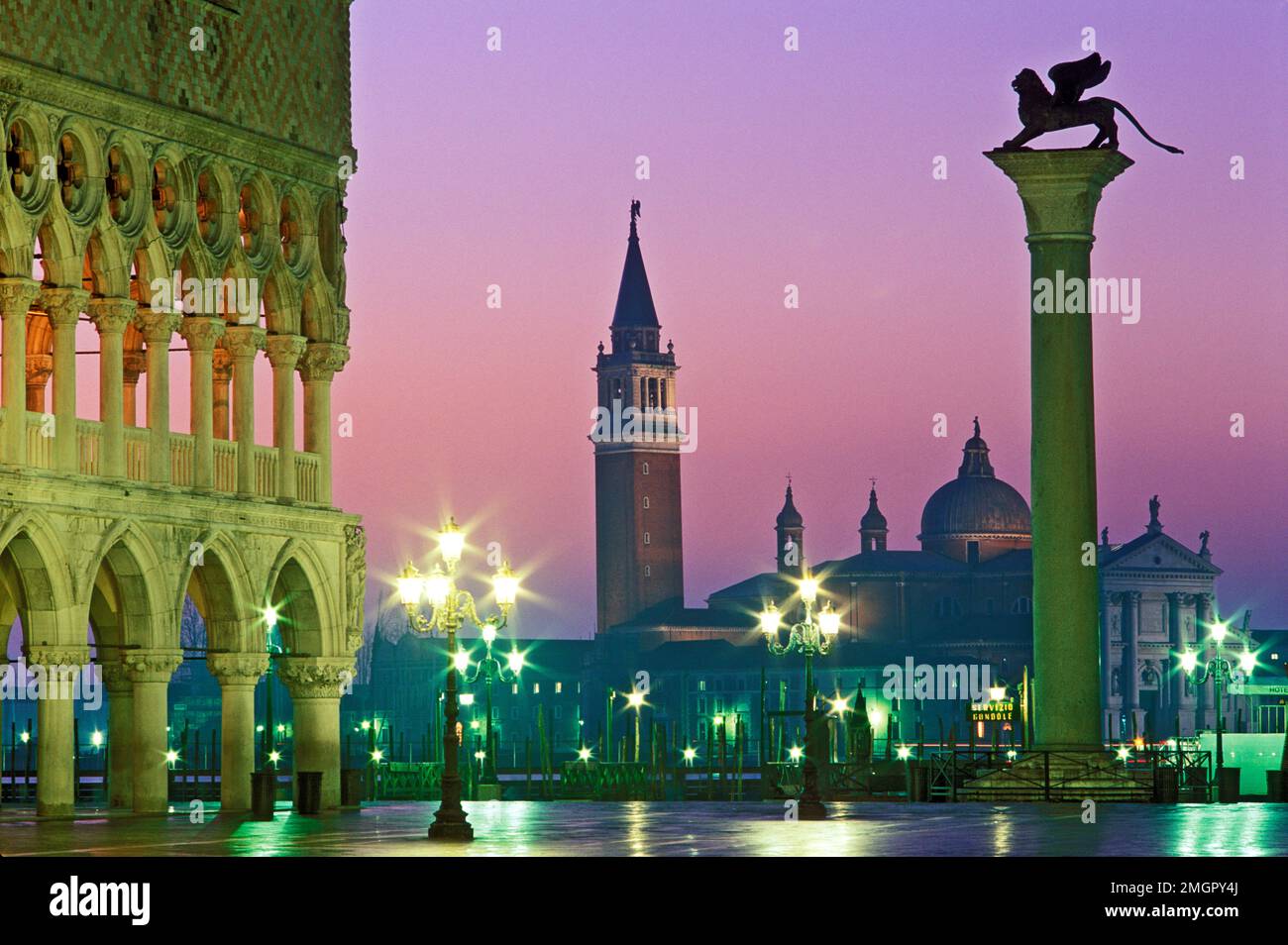 Italie,Venise,vue de San Giorgio Maggiore de Piazzetta San Marco avec la colonne de San Marco et le Palais des Doges à l'aube Banque D'Images