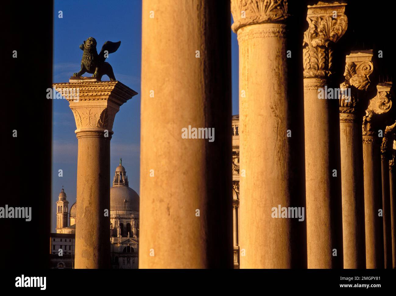 Italie, Venise, colonne de San Marco et Santa Maria della Salute Banque D'Images