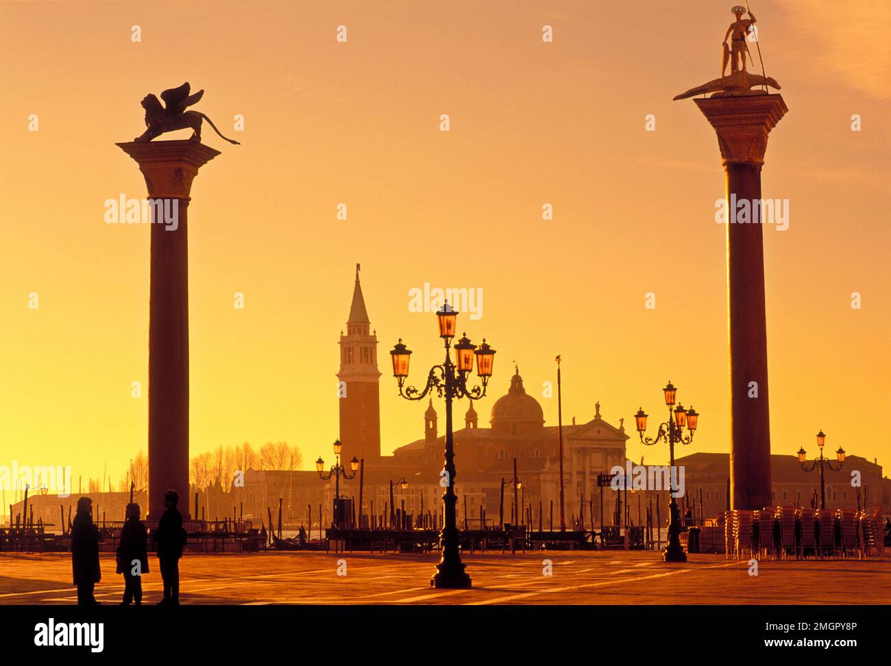 Italie,Venise,vue de San Giorgio Maggiore de Piazzetta San Marco avec la colonne de San Marco et le Palais des Doges à l'aube Banque D'Images