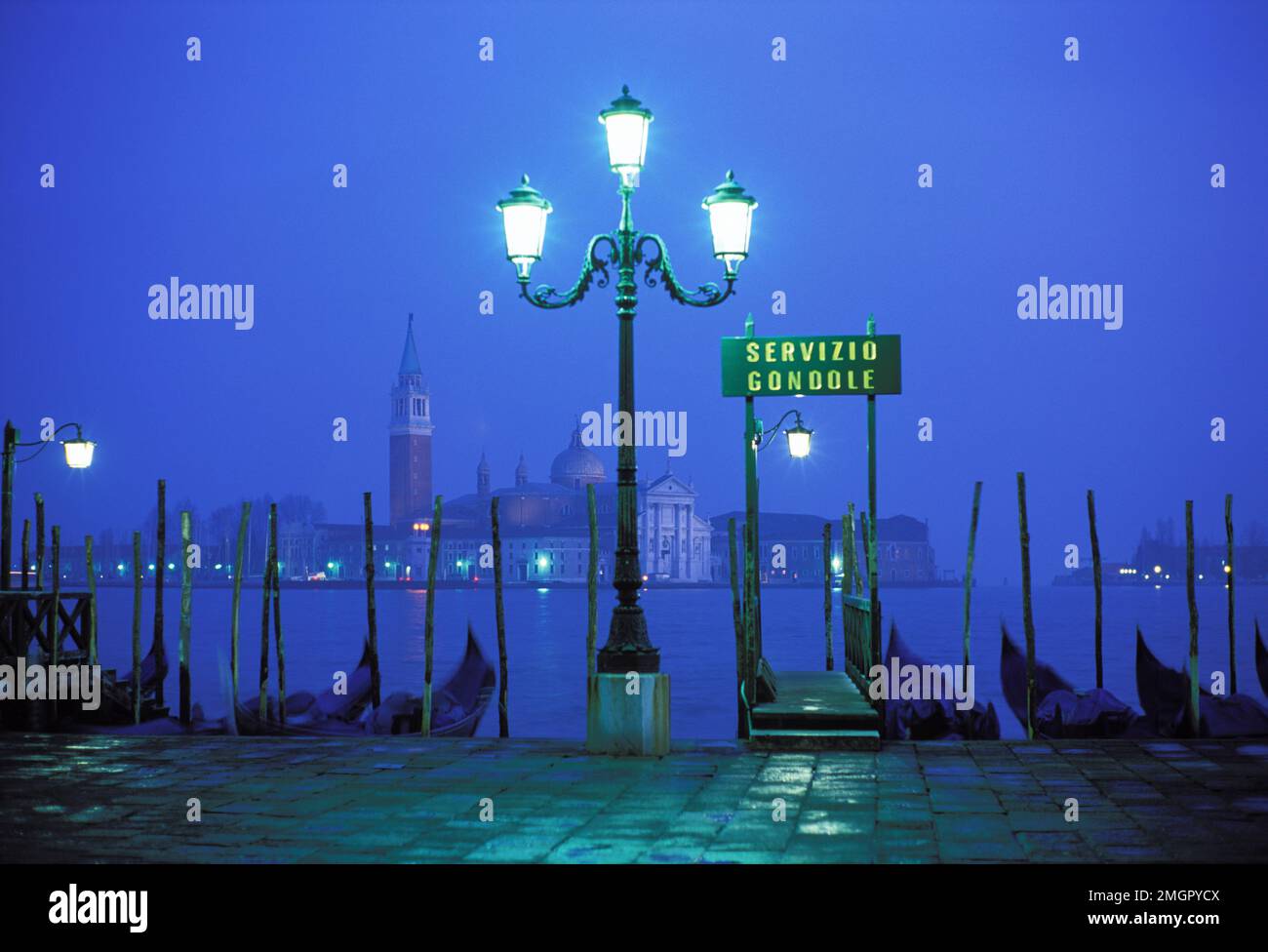 Italie, Venise. Molo San Marco au crépuscule avec panneau pour le service de télécabine Banque D'Images