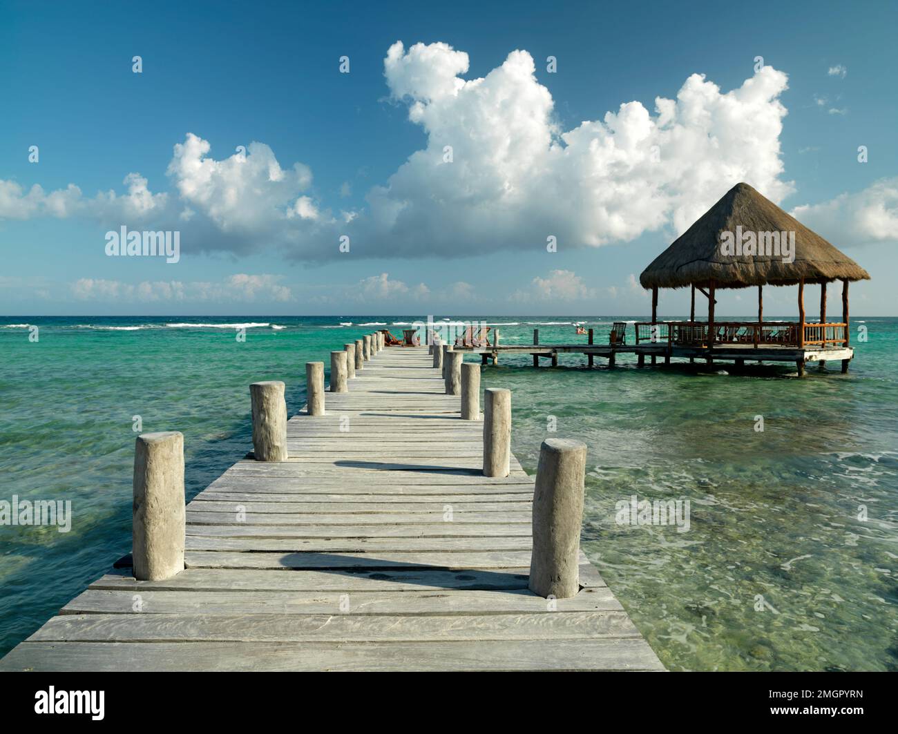 Mexique, Akumal, un quai menant à la mer avec un palapa. Quintana Roo Yucatan Peninsula Akumal Mayan Riviera jetée avec palapa jutting à la wate Banque D'Images