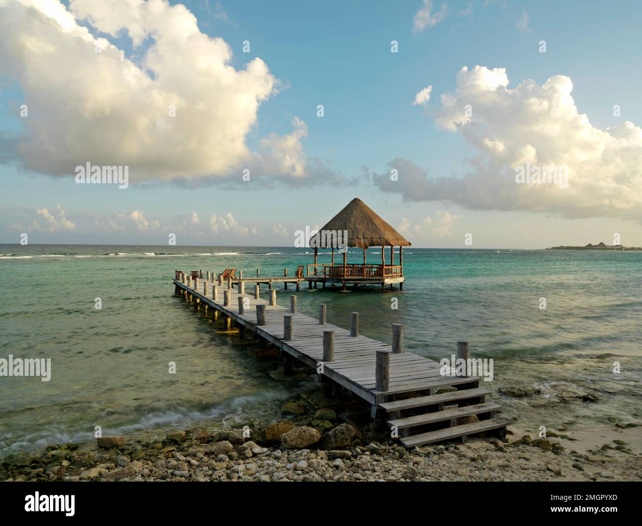 Mexique, Akumal, un quai menant à la mer avec un palapa. Quintana Roo Yucatan Peninsula Akumal Mayan Riviera. Laterns de sac en papier recouvrant la jetée à d Banque D'Images