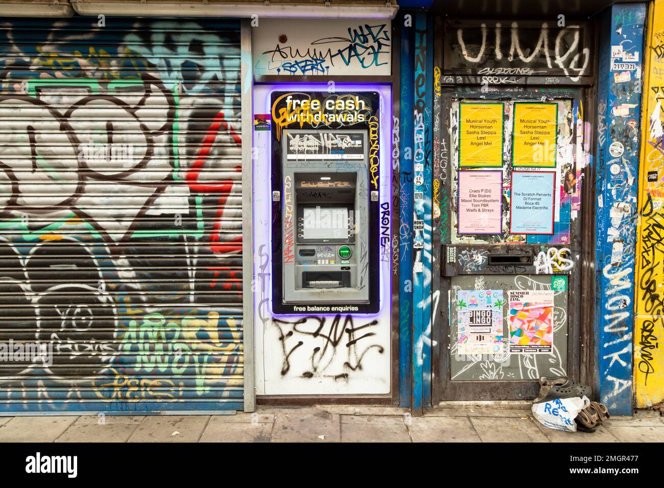 Distributeur de billets ou distributeur automatique de billets sur un