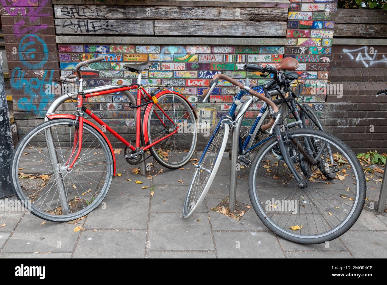 Trois bicyclettes enchaînées à un poste à Bristol, Royaume-Uni Banque D'Images