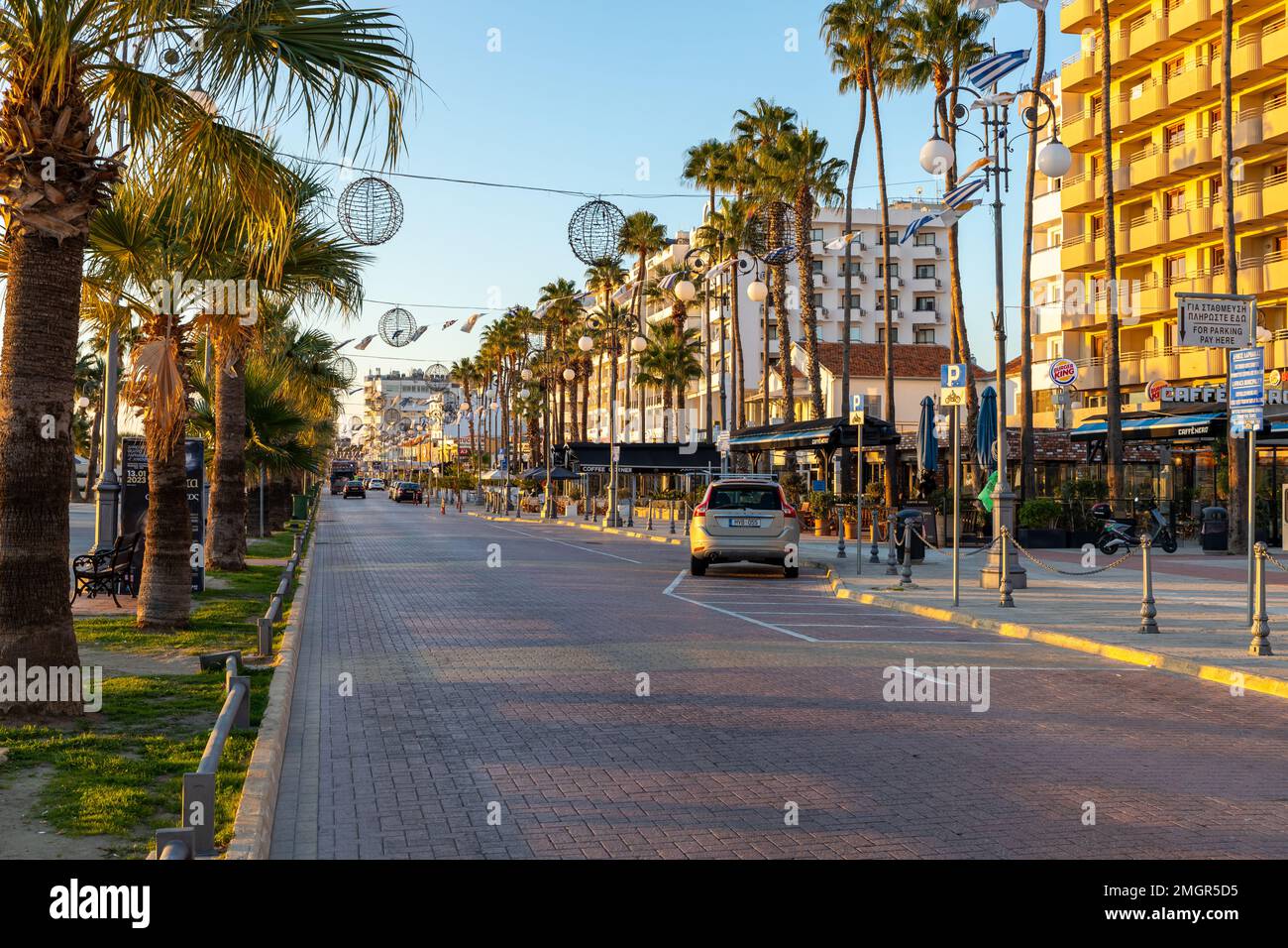 Lever du soleil à la populaire promenade de Finikoudes à Larnaca, Chypre. Banque D'Images