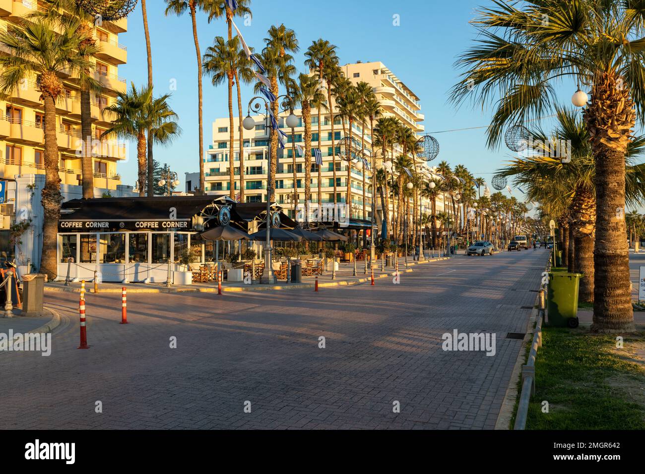 Lever du soleil à la populaire promenade de Finikoudes à Larnaca, Chypre. Banque D'Images