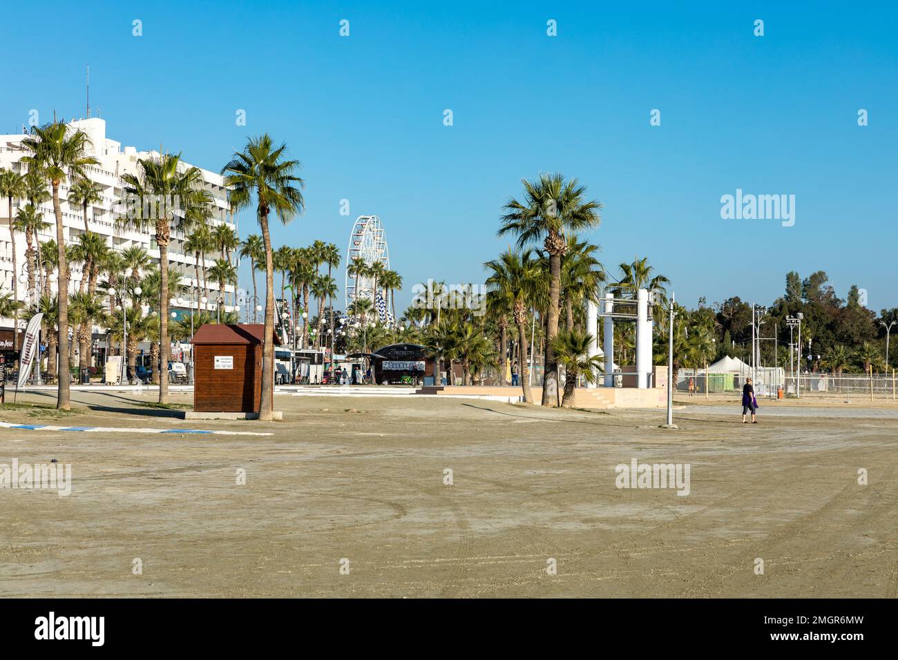 Lever du soleil à la populaire promenade de Finikoudes à Larnaca, Chypre. Banque D'Images