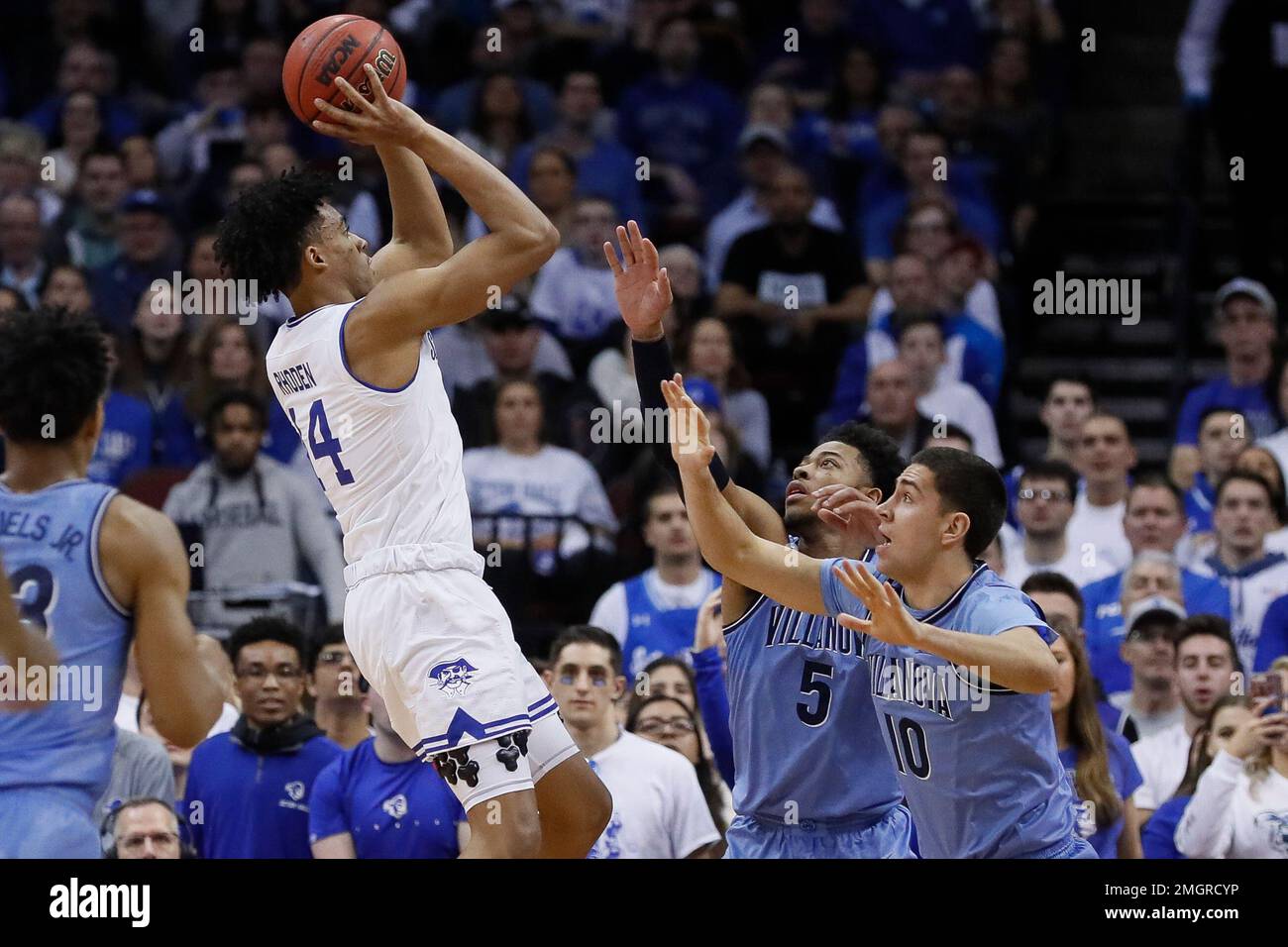 Seton Hall's Jared Rhoden (14) shoots against Villanova's Cole Swider (10) and Justin Moore (5) during the first half of an NCAA college basketball game, Wednesday, March 4, 2020, in Newark, N.J. (AP Photo/John Minchillo) Banque D'Images