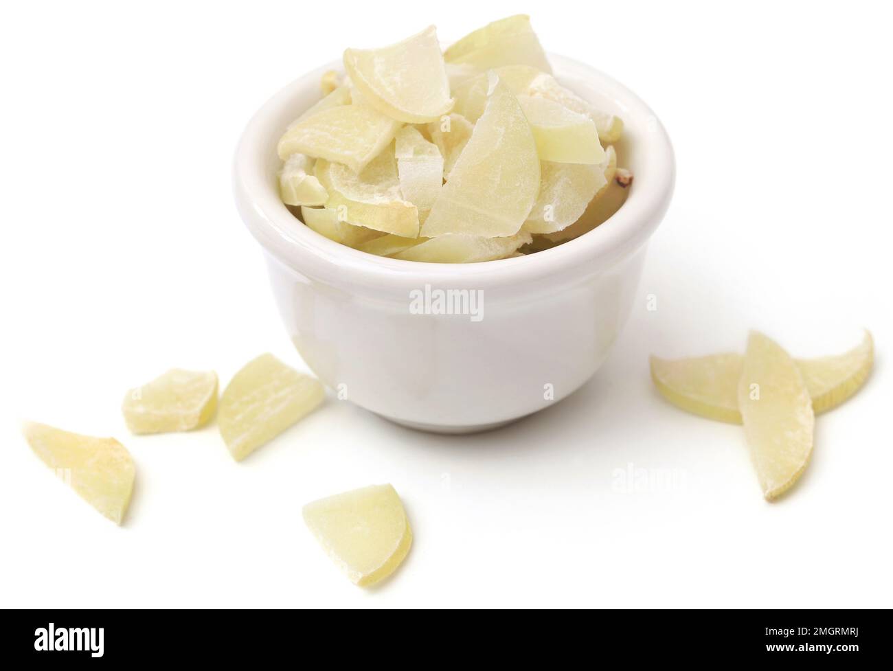 Tranchez des fruits à l'amla dans un bol sur fond blanc Banque D'Images