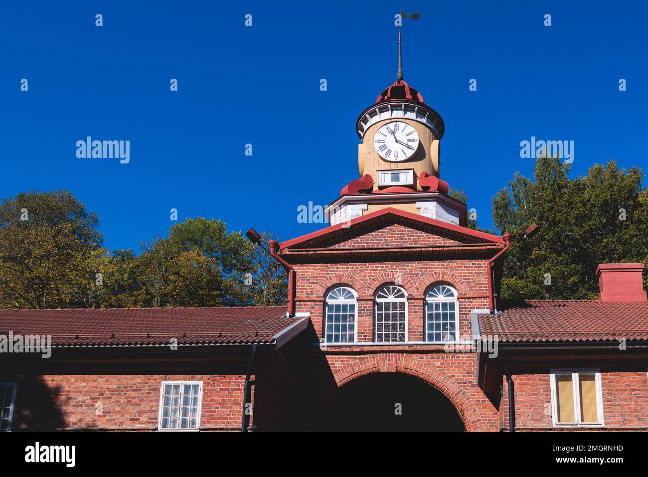 Fiskars, Finlande, un village, la ville de Raseborg, dans l'ouest d'Uusimaa, Finlande, avec des maisons en bois, une tour d'horloge et le centre de la rue principale de la vieille ville Banque D'Images