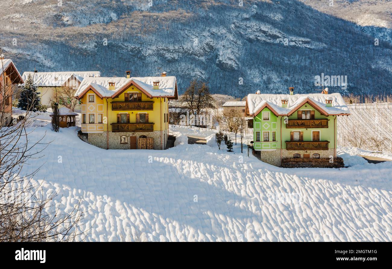 paysage d'hiver avec des montagnes enneigées par une journée ensoleillée. Village d'Andalo, Parc naturel d'Adamello Brenta, Trentin-Haut-Adige, Nord de l'Italie, Europ Banque D'Images