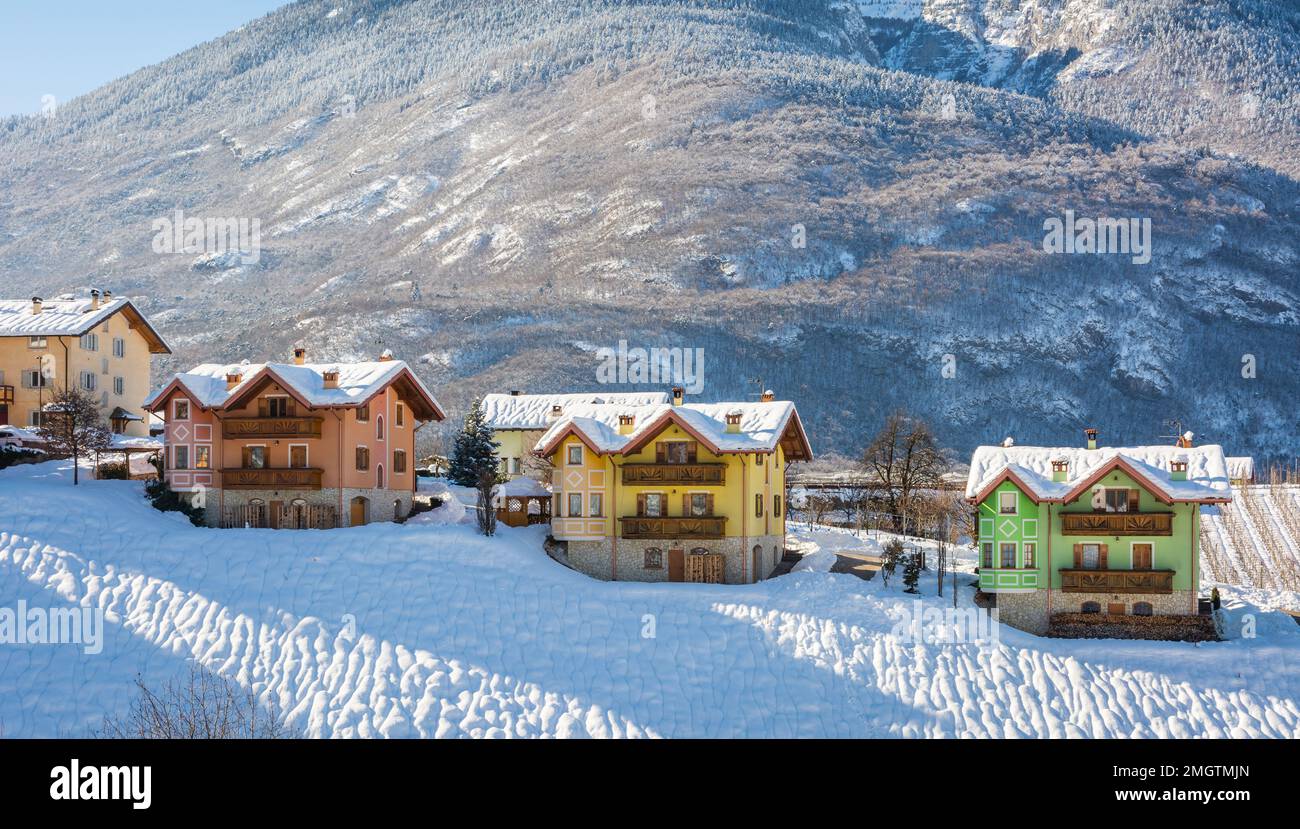 paysage d'hiver avec des montagnes enneigées par une journée ensoleillée. Village d'Andalo, Parc naturel d'Adamello Brenta, Trentin-Haut-Adige, Nord de l'Italie, Europ Banque D'Images