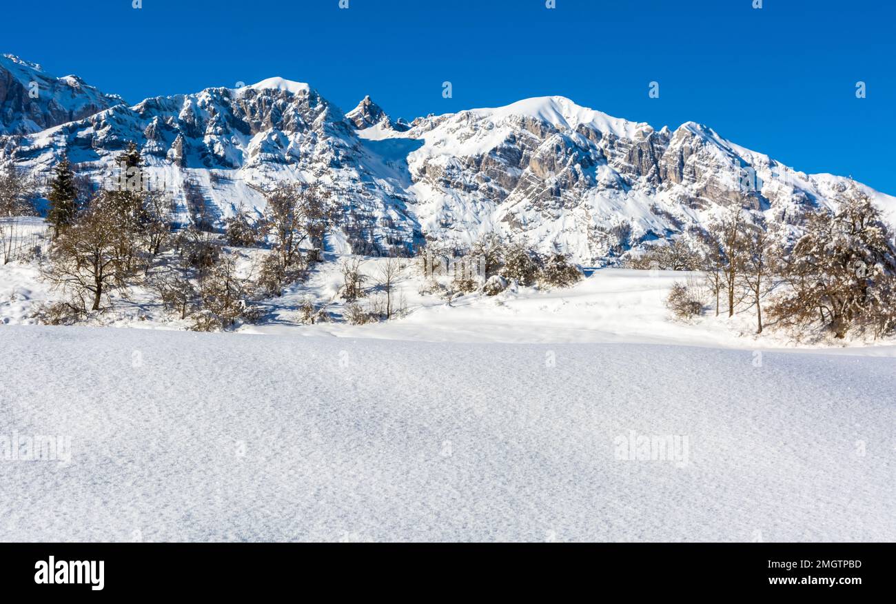 Magnifique paysage enneigé de montagne d'hiver par beau soleil. Village d'Andalo, Parc naturel d'Adamello Brenta, Trentin-Haut-Adige, Nord de l'Italie, Euro Banque D'Images