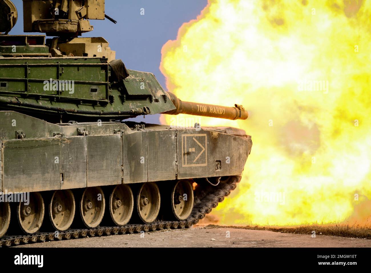 ?A M1 le char Abrams du 5th Squadron, 4th Cavalry Regiment, 2nd Armored Brigade combat Team, 1st Infantry Division, déclenche une ronde lors d'un exercice combiné d'armes Live Fire (CALFEX) dans la zone d'entraînement de Grafenwoehr, Allemagne, le 26 mars 2018. (É.-U. Photo de l'armée par SPC. Hubert D. Delany III/22nd Détachement mobile des affaires publiques) Veuillez noter que les frais facturés par l'agence sont pour les services de l'agence seulement, et ne sont pas, ni destinés à, transmettre à l'utilisateur la propriété du droit d'auteur ou de la licence dans le matériel. L'agence ne revendique aucune propriété, y compris, mais sans s'y limiter, le droit d'auteur ou la Licence i. Banque D'Images
