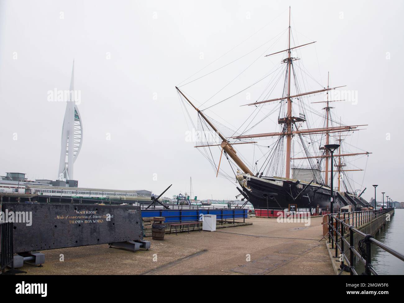 HMS Warrior et Spinnaker Portsmouth Banque D'Images