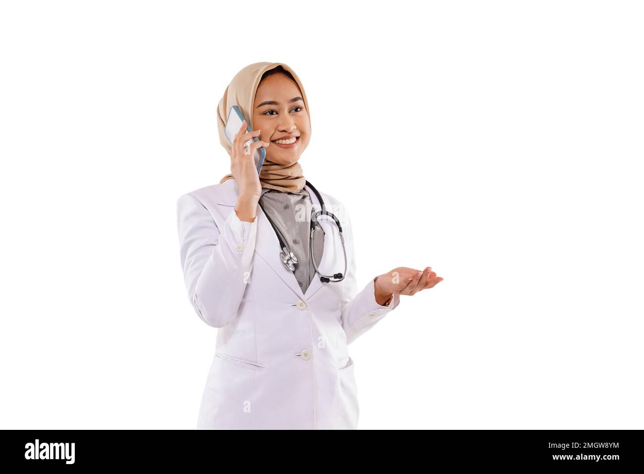 un beau médecin debout avec la main levée tout en appelant quelqu'un au téléphone Banque D'Images