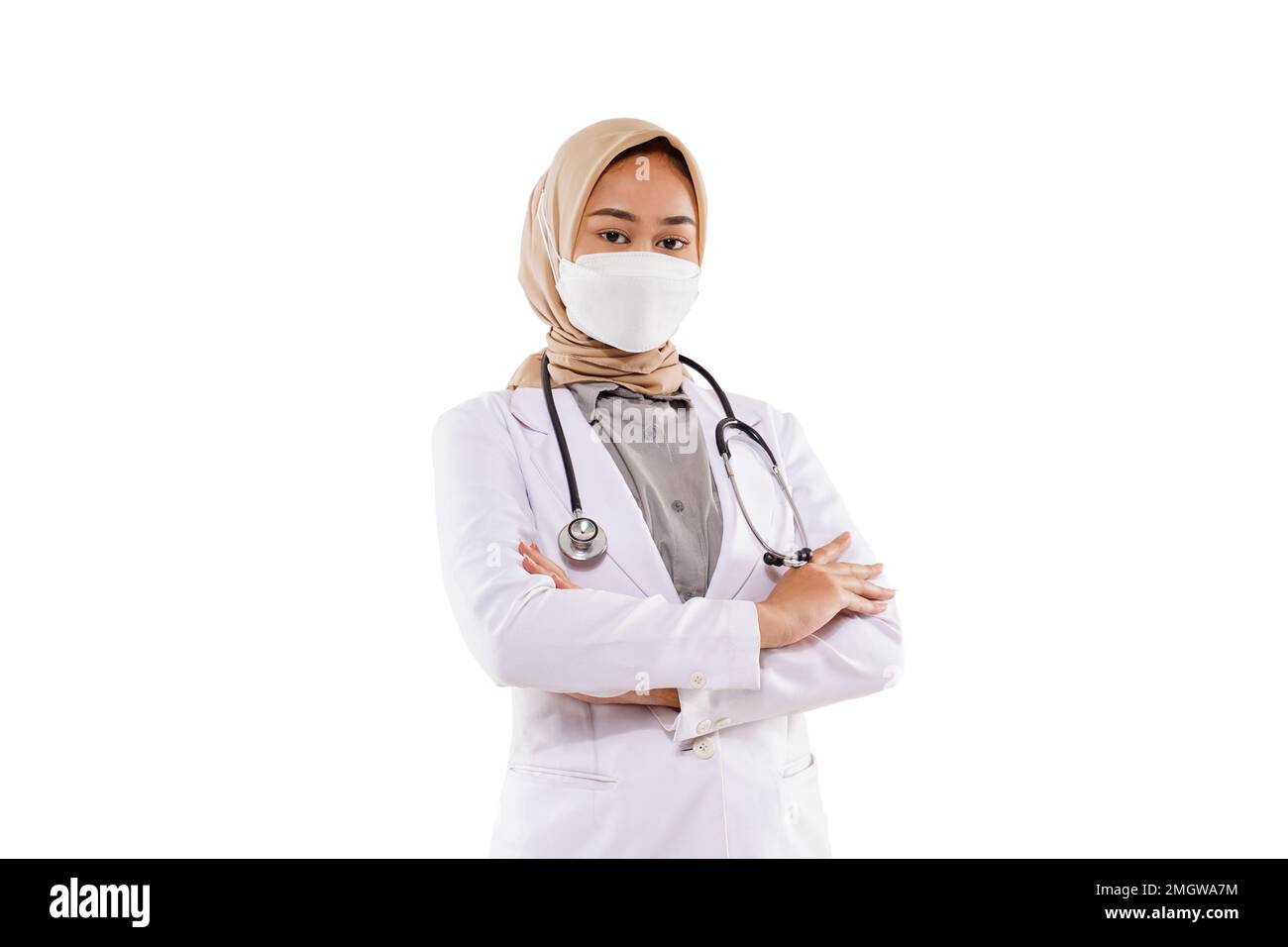 un beau médecin avec hijab debout avec les mains croisées Banque D'Images
