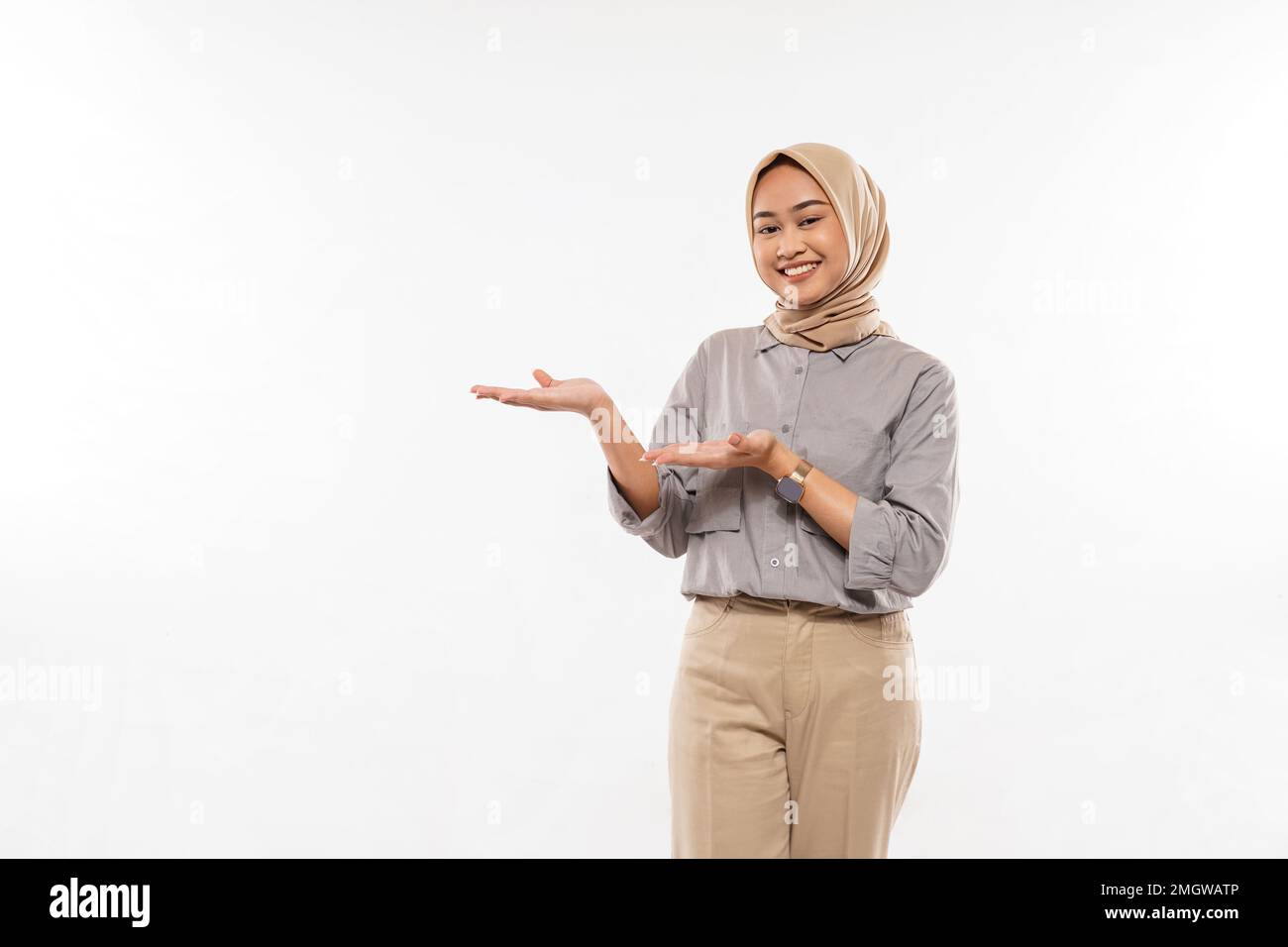 femme avec hijab pointant sur l'espace vide à ses côtés Banque D'Images