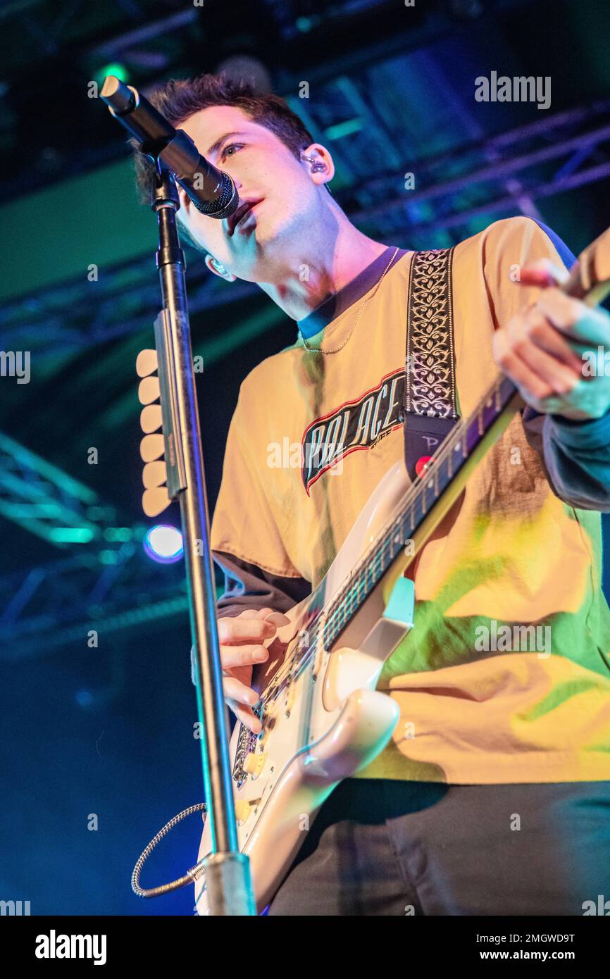 Milan Italie. 25 janvier 2023. Le groupe américain WALWS se produit en direct sur scène à Magazzini Generali lors du « dites-moi que c'est terminé ». Banque D'Images