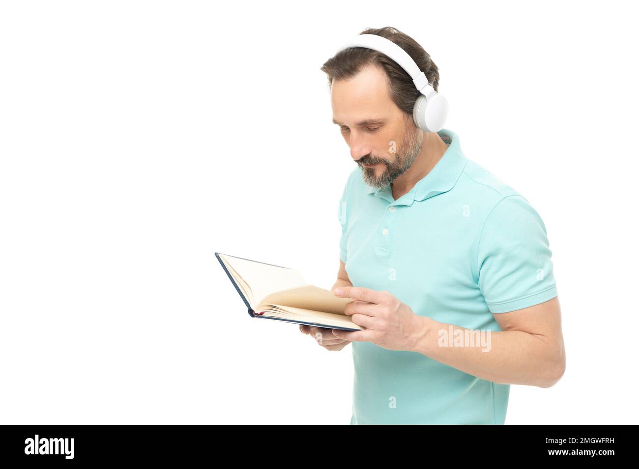 homme lisant l'apprentissage en ligne dans les écouteurs, la publicité. photo de l'homme lisant l'apprentissage en ligne Banque D'Images