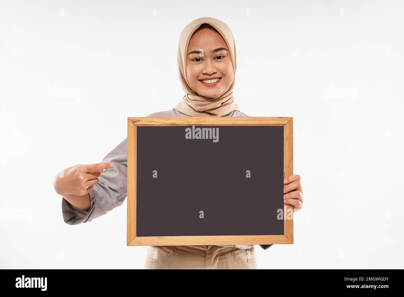 une femme avec hijab tenant le tableau noir devant son corps Banque D'Images