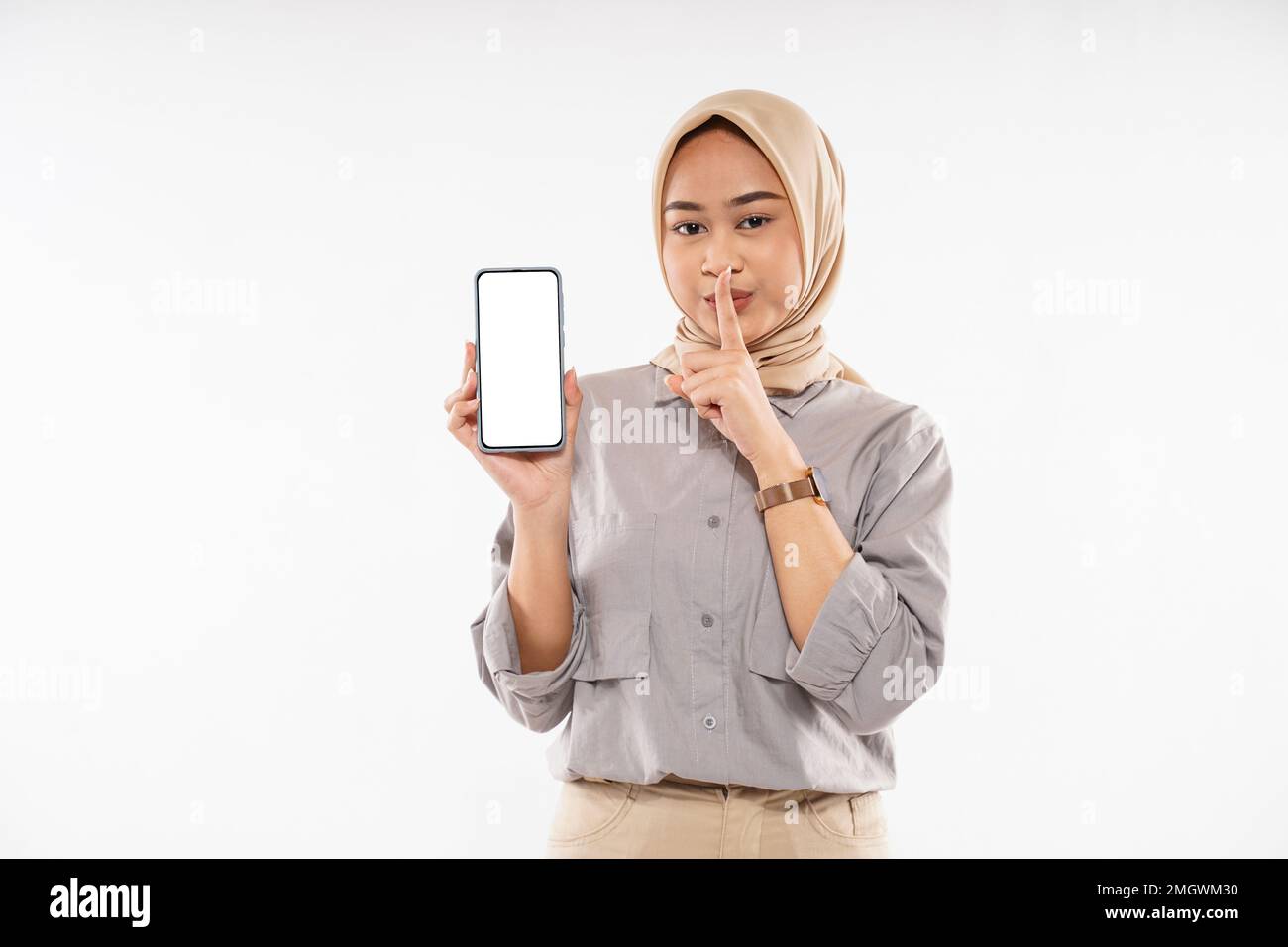 une femme avec le hijab a pointé son doigt avant devant sa bouche Banque D'Images