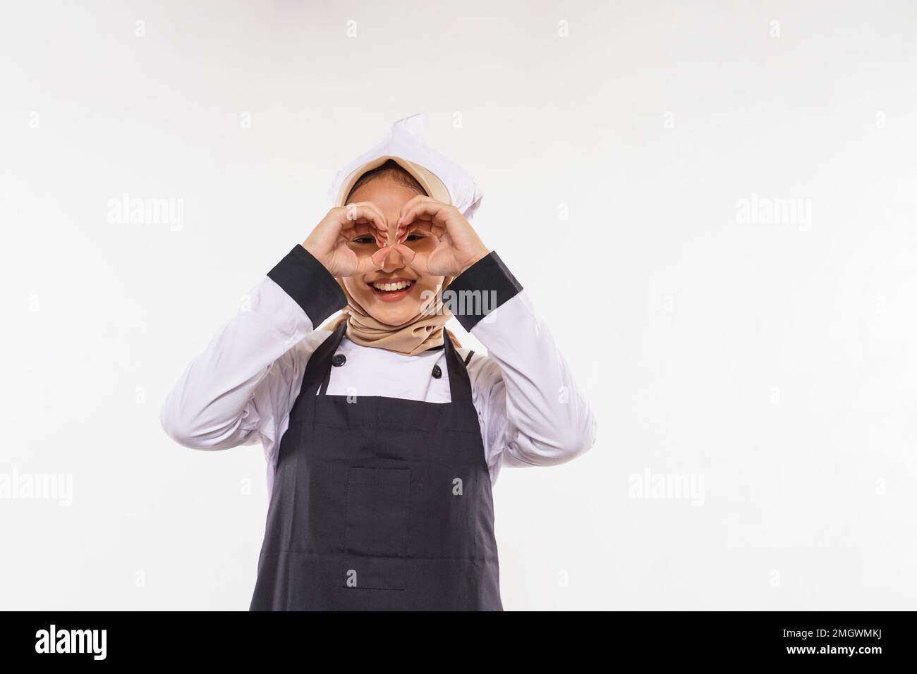belle cuisinière avec hijab roulant ses mains devant ses yeux Banque D'Images