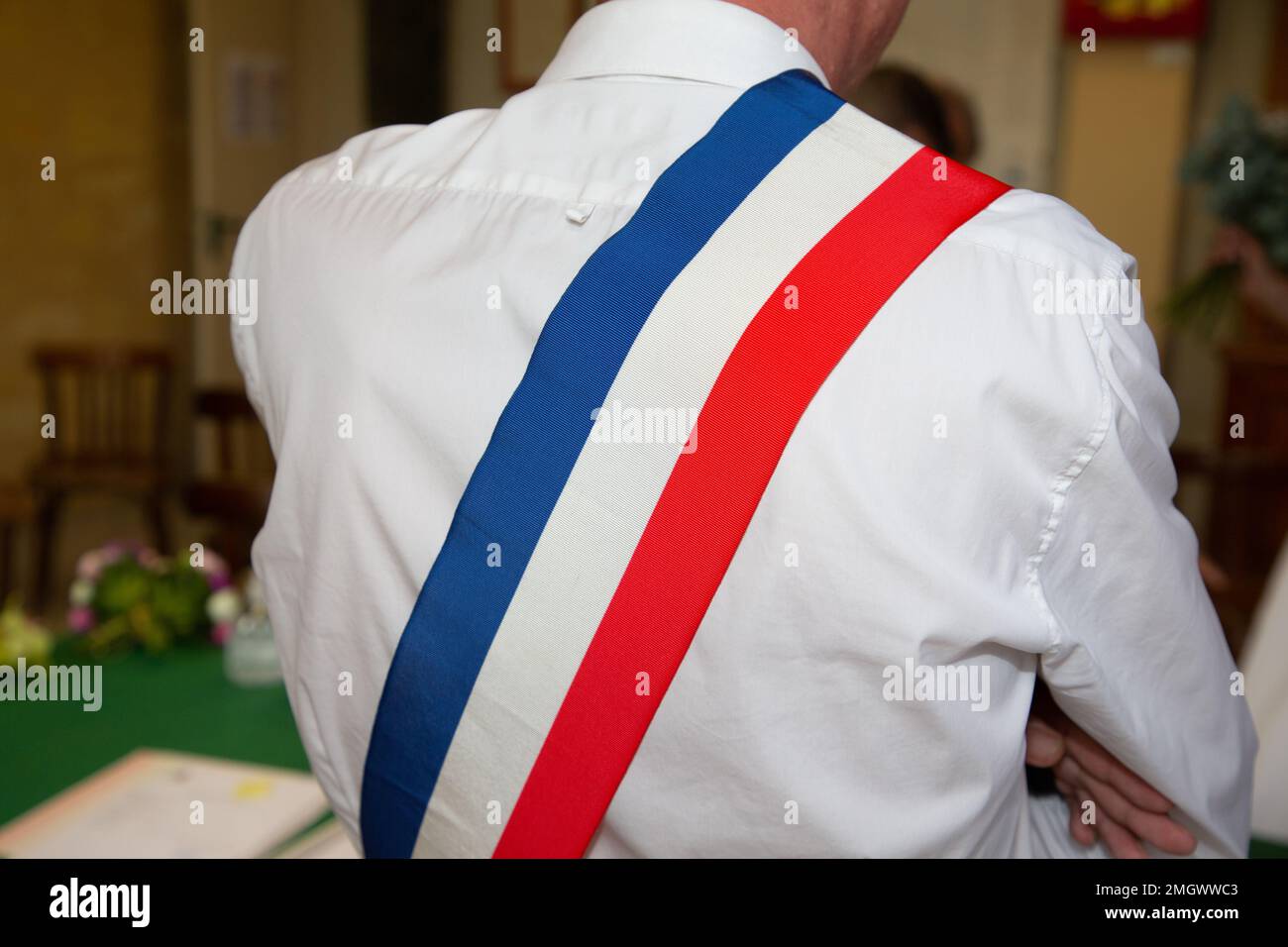 retour homme vue sur le maire français de la ville lors d'une célébration officielle à l'hôtel de ville de france Banque D'Images