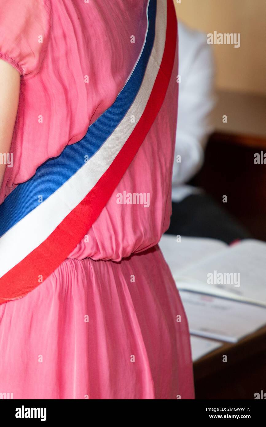 Femme française mairesse derrière le détail arrière avec drapeau tricolore pendant la fête en France Banque D'Images