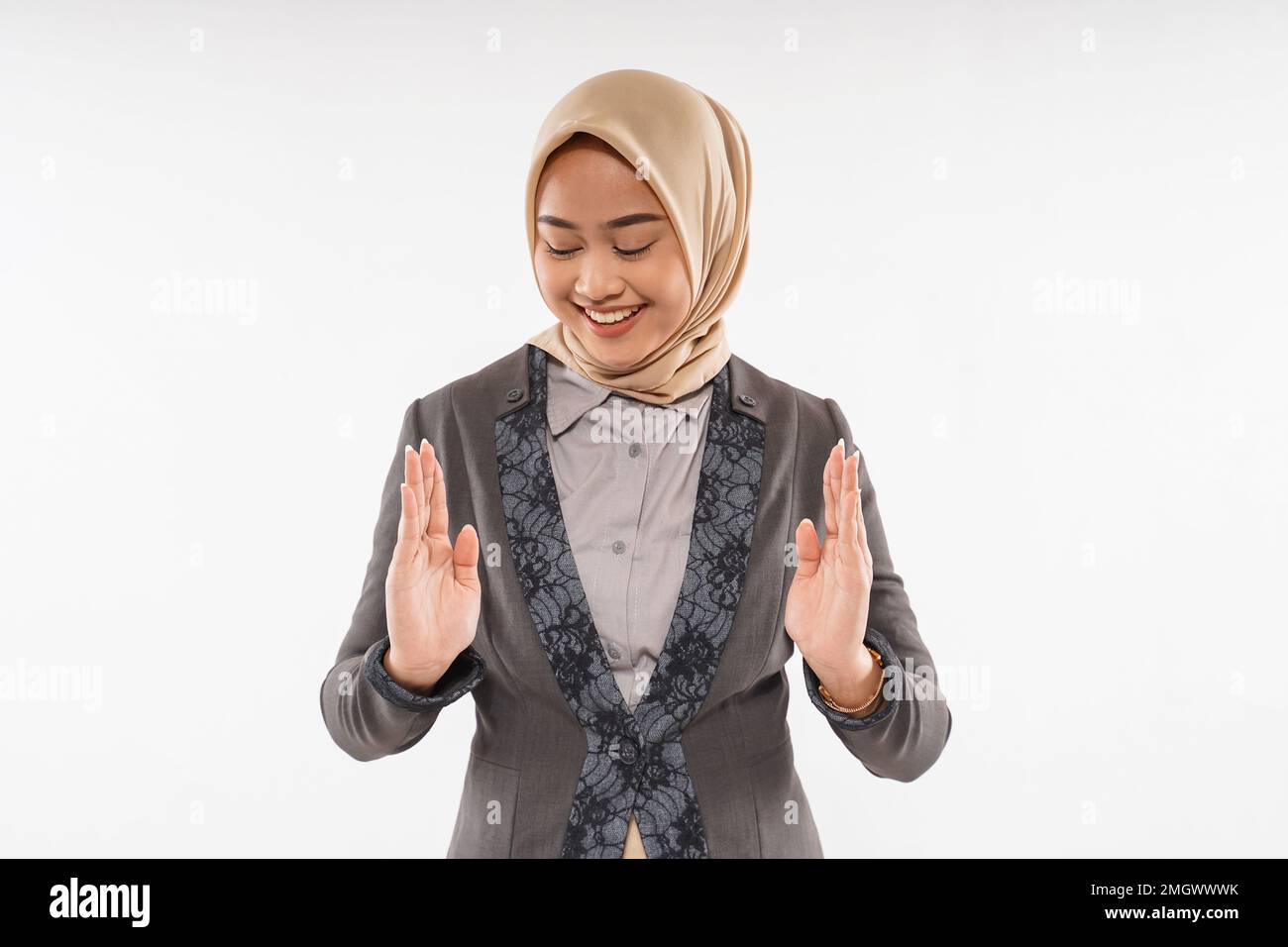 une femme avec hijab a ouvert ses mains avec l'espace vide entre Banque D'Images